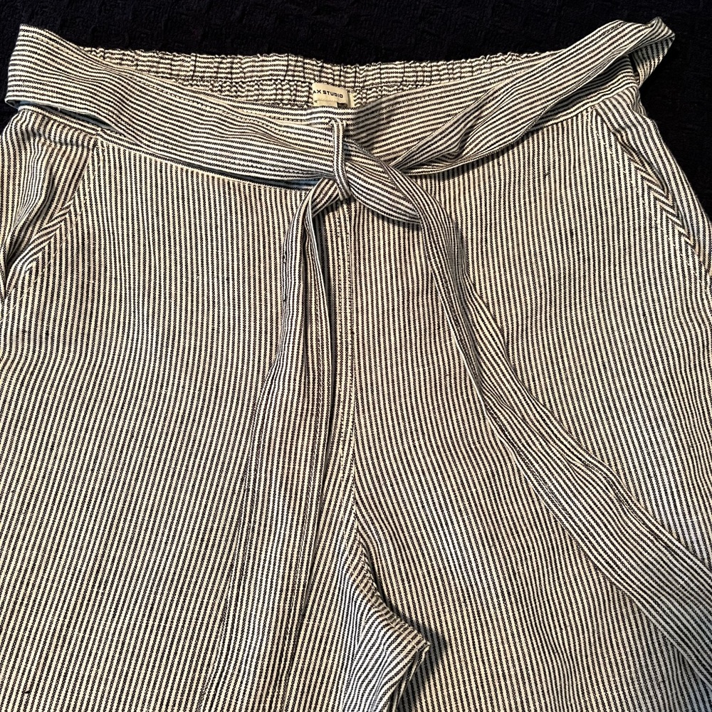 Max studio adorable stripe ankle pants. Size large. Tie waist in front